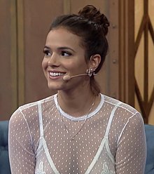 How tall is Bruna Marquezine?